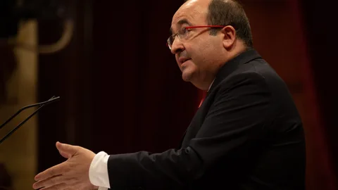 El presidente del grupo parlamentario del PSC, Miquel Iceta, durante su intervención este mediodía del pleno extraordinario del Parlamento de Cataluña, solicitado por el presidente de la Generalitat, Quim Torra, para abordar la decisión del rey Juan Carlos de trasladarse fuera de España