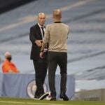 Zidane y Guardiola se saludan al final del partido entre Manchester City y Real Madrid