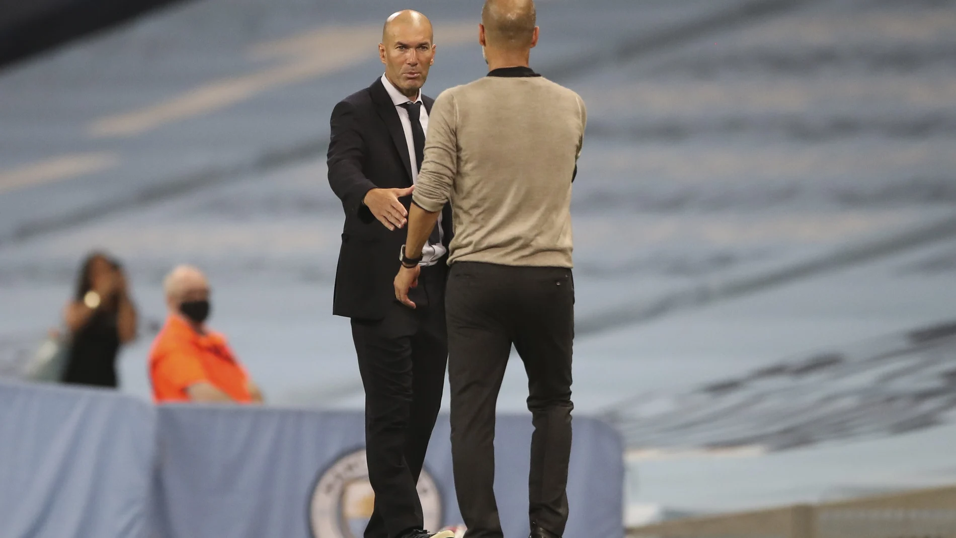 Zidane y Guardiola se saludan al final del partido entre Manchester City y Real Madrid