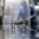 Vista de dos ampollas iguales con muestras de la vacuna contra la Covid-19, hoy, en el laboratorio de BioManguinhos, el instituto de producción de inmunobiológicos de la Fundación Oswaldo Cruz, en Río de Janeiro (Brasil)