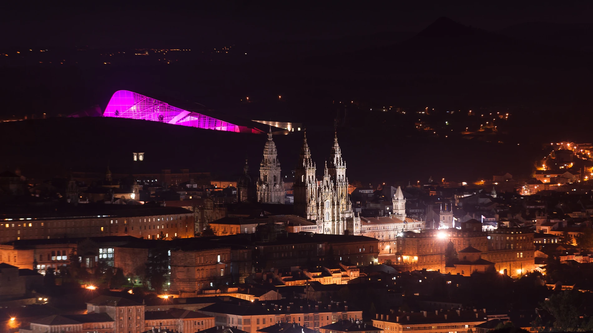 Santiago de Compostela es la capital de provincias con menos búsquedas para este Puente, según Kayak