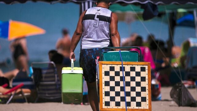 Un hombre llega a la playa de la Térmica en Málaga