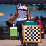 Un hombre llega a la playa de la Térmica en Málaga