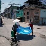 Cubanos en La Habana llevan una piscina hinchable