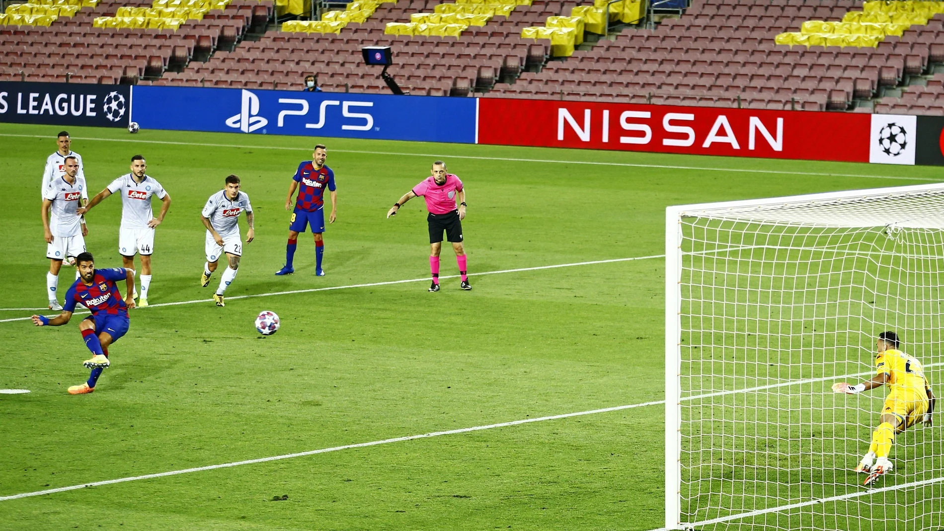Luis Suárez marcó de penalti el tercer gol del Barcelona
