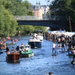 Los residentes de Estocolmo disfrutan de las altas temperaturas estivales