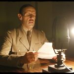 El actor Lambert Wilson da vida a De Gaulle en esta película. En esta escena, cuando el general, desde la BBC, se dirige a su nación