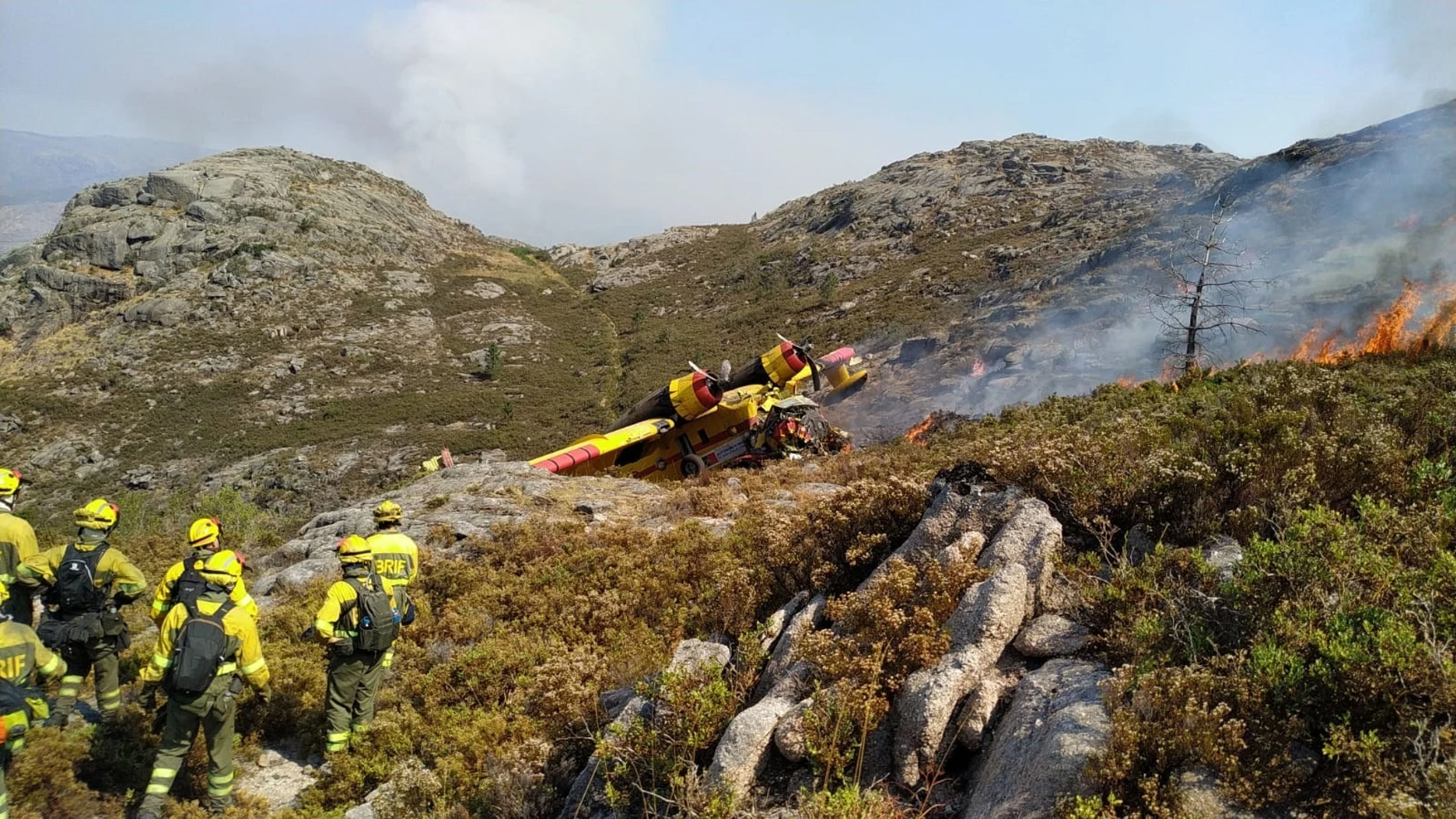 AM.- Un hidroavión portugués que trabajaba en la extinción del incendio de Lobios (Ourense) sufre un accidente