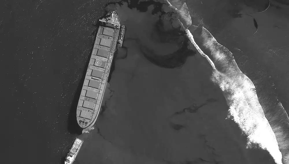 El barco MV Wakashio viajaba de China a Brasil. Imagen de satélite con el barco encallado en la costa sureste de isla Mauricio
