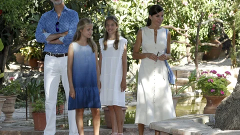 El rey Felipe VI, la reina Letizia, y las infantas Leonor (d) y Sofía