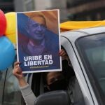Un seguidor de Álvaro Uribe pide su libertad en una marcha a favor del ex presidente de Colombia