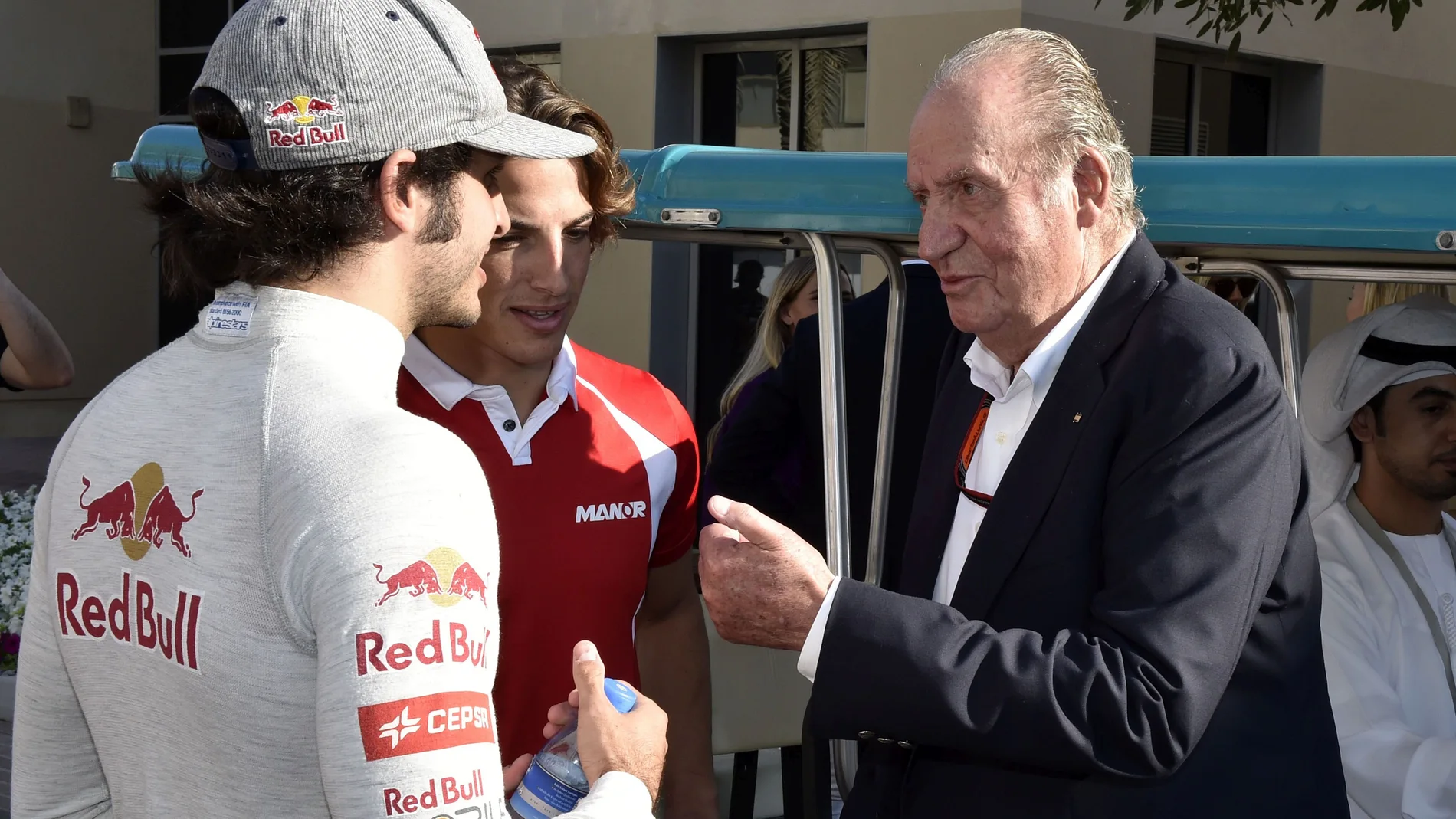 Carlos Sainz Junior (ESP, Scuderia Toro Rosso), Roberto Merhi (ESP, Manor Marussia F1 Team), King Juan Carlos during the Emirates Formula One Grand Prix in Abu Dhabi, United Arab Emirates.