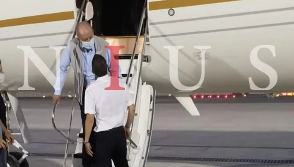Foto cedida por Niusdiario.es en la que se ve a don Juan Carlos bajando del avión en un aeropuerto de la ciudad de Abu Dabi.