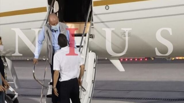 Foto cedida por Niusdiario.es en la que se ve a don Juan Carlos bajando del avión en un aeropuerto de la ciudad de Abu Dabi.