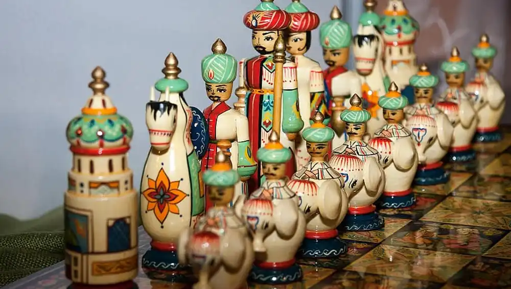Las figuras de ajedrez, bien de madera o bien de plomo, fueron utilizadas en sus inicios en la India y los países árabes.