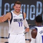 Luka Doncic saluda a su compañero Dorian Finney-Smith