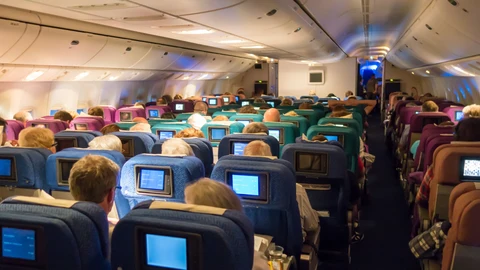 ¿Puedes ir a la cárcel si no pones tu móvil en modo avión durante un vuelo?