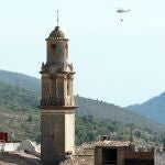 Un helicóptero se dirige a cargar agua en el incendio Villalonga (Valencia) y pasó a la provincia de Alicante por la Vall de la Gallinera, el pasado verano