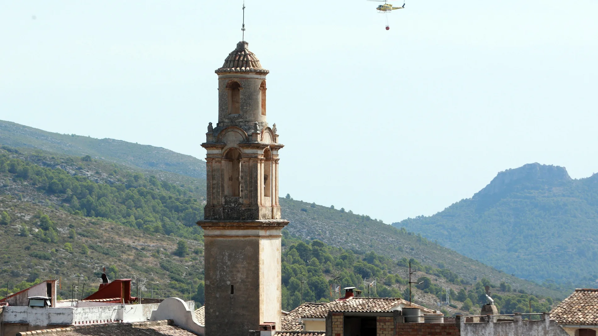 Se incorporan los medios aéreos para controlar los incendios de Alicante