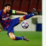 Messi intenta controlar un balón en el partido contra el Nápoles