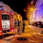 Bomberos de León apagan el fuego de los contenedores que han ardido en San Andrés del Rabanedo