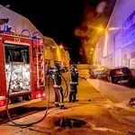 Bomberos de León apagan el fuego de los contenedores que han ardido en San Andrés del Rabanedo