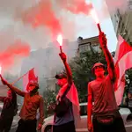 Bielorrusos en Ucrania queman banderas en apoyo a los manifestantes anti gubernamentales de su país