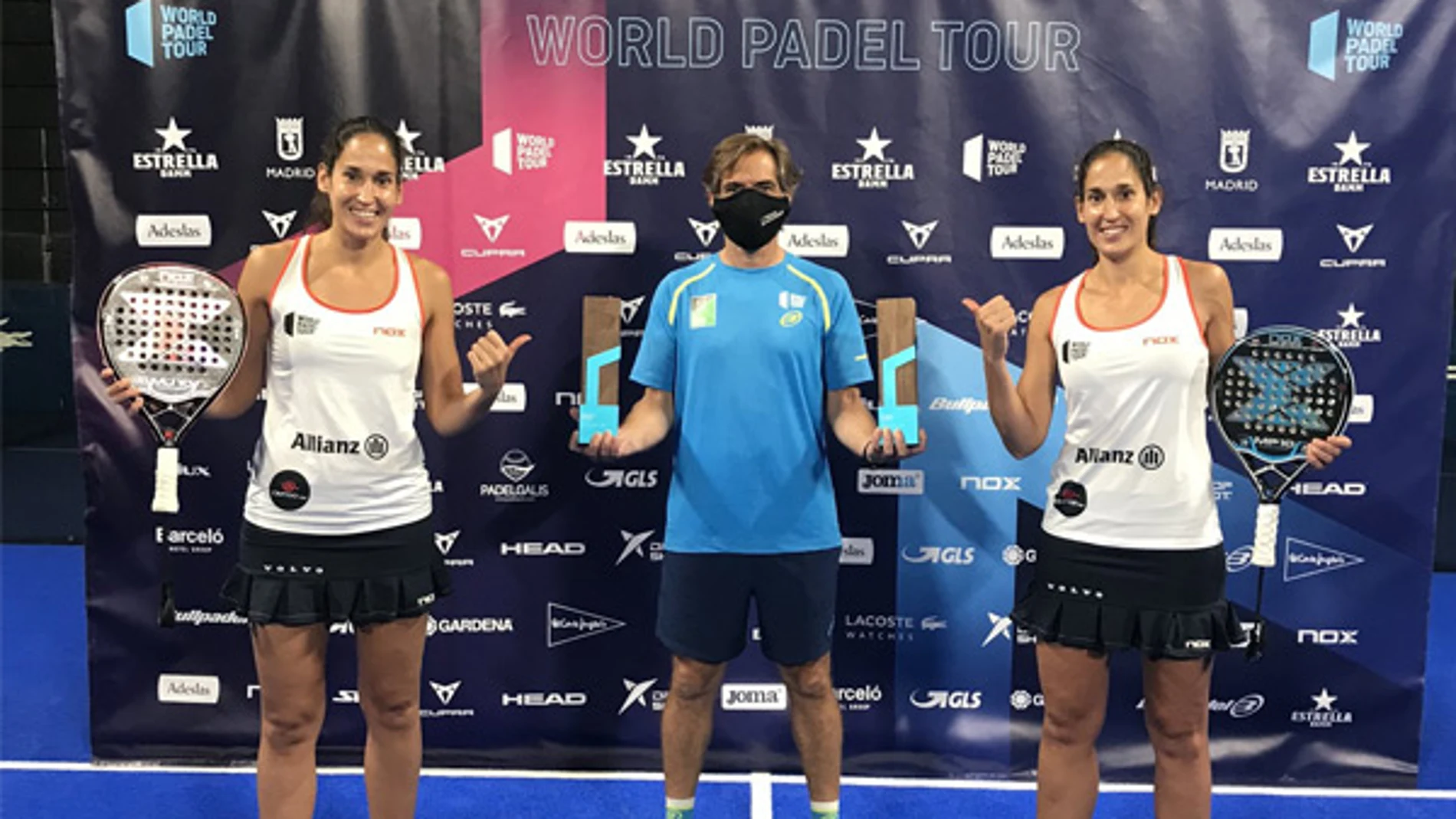 Mapi y Majo Sánchez Alayeto, con el trofeo y su entrenador.