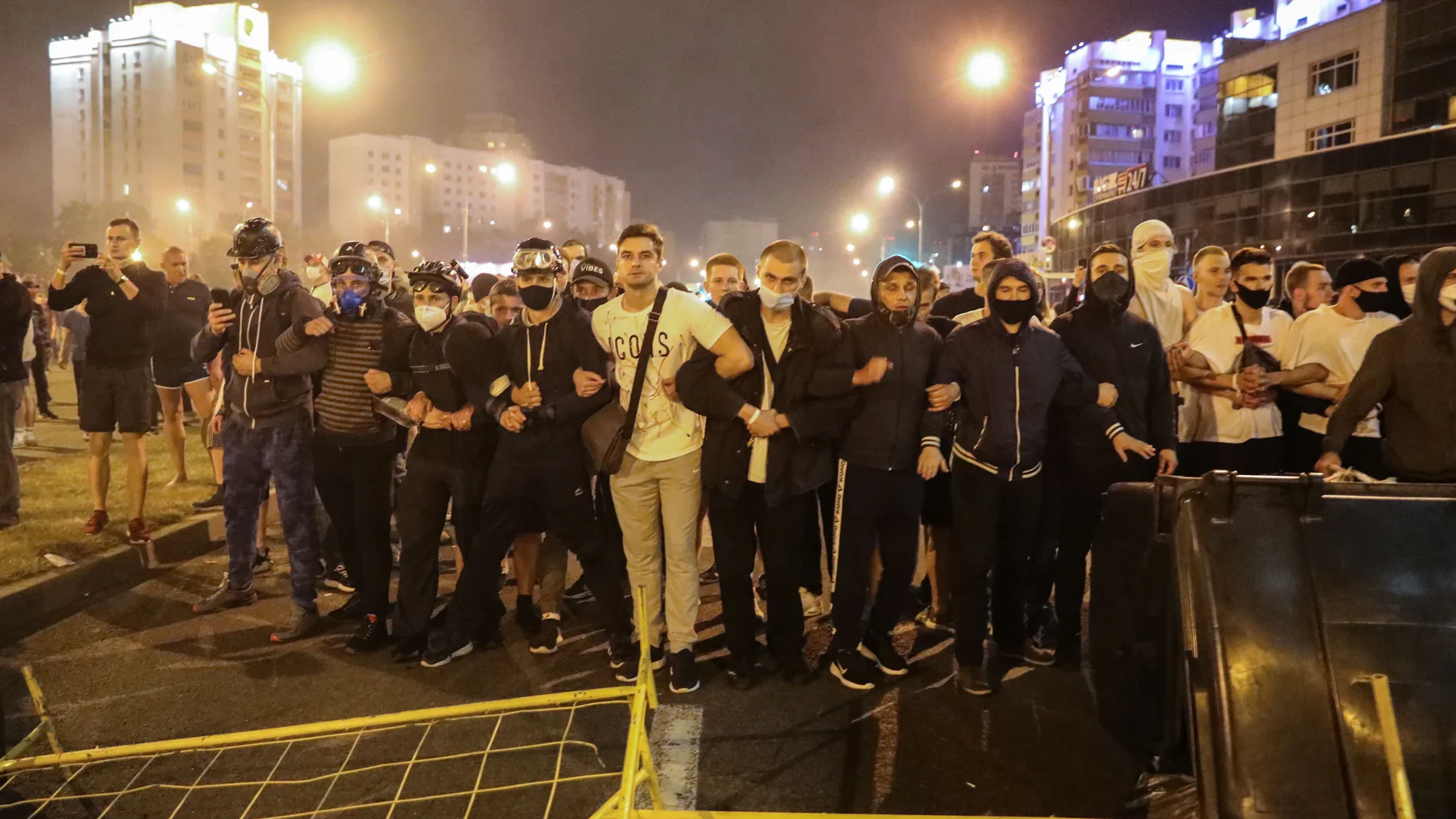 Manifestantes protestan contra el Gobierno en Minsk