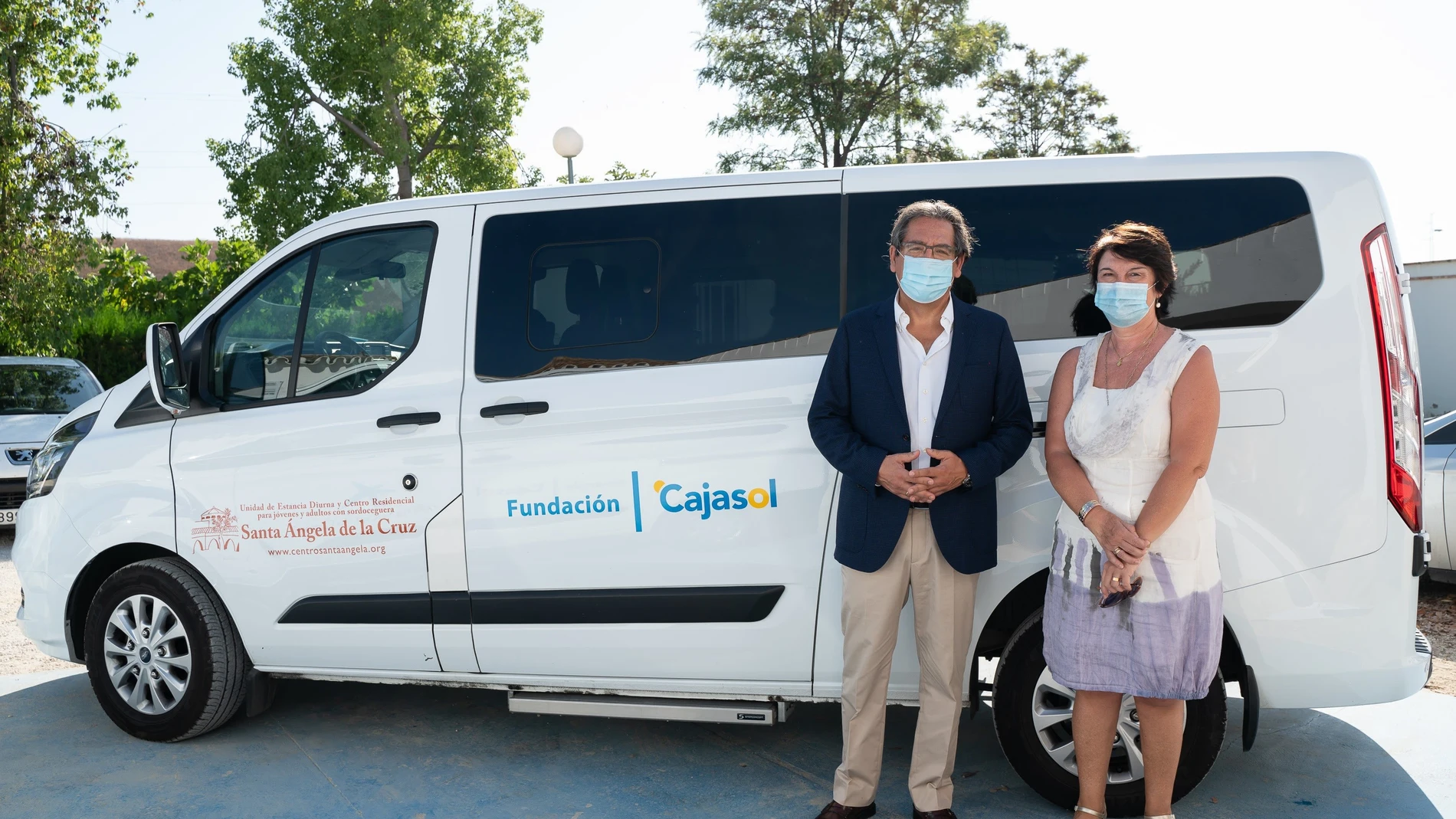 Sevilla.-Cajasol.- Fundación Cajasol entrega un nuevo vehículo al centro de personas sordociegas Santa Ángela de la Cruz