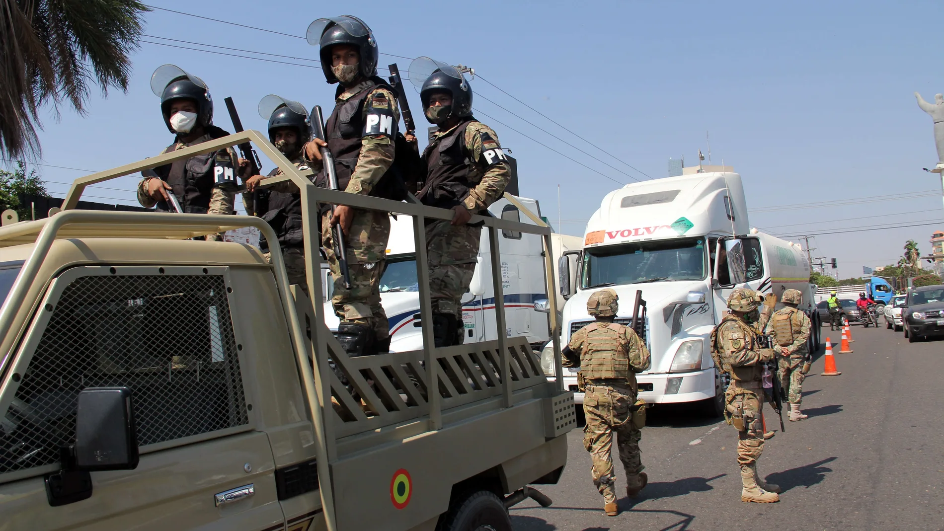 Soldados bolivianos escoltan una caravana para transportar oxígeno medicinal a centros sanitarios en Santa Cruz