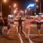 Opositores se enfrentan a la policía durante una protestas tras las elecciones en Bielorrusia que han dado la presidencia de nuevo a Lukashenko
