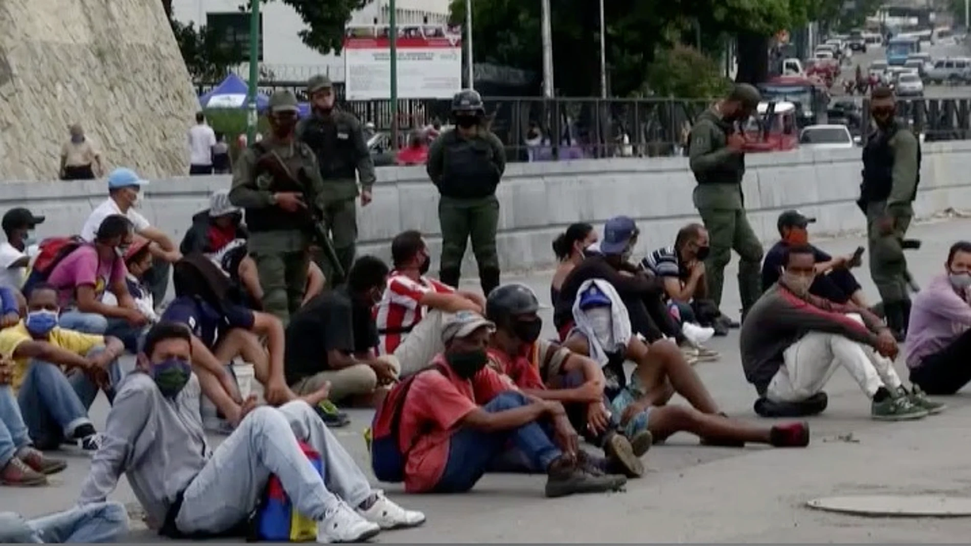 Un grupo de venezolanos castigados por no respetar las medidas contra la Covid-19