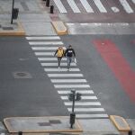 AME7562. BUENOS AIRES (ARGENTINA), 11/08/2020.- Dos personas cruzan la Av 9 de Julio hoy, durante otra jornada de cuarentena a causa de la Covid-19, en Buenos Aires (Argentina). EFE/ Juan Ignacio roncoroni
