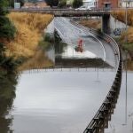 Vista de la M-506 a su paso por Fuenlabrada, inundada a causa de la tormenta registrada hoy en la comunidad de Madrid.