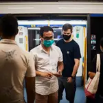 Ciudadanos de Madrid se mueven el metro y transporte publico con mascarillas