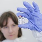 Una investigadora muestra la vacuna desarrollada por el instituto Gamaleya