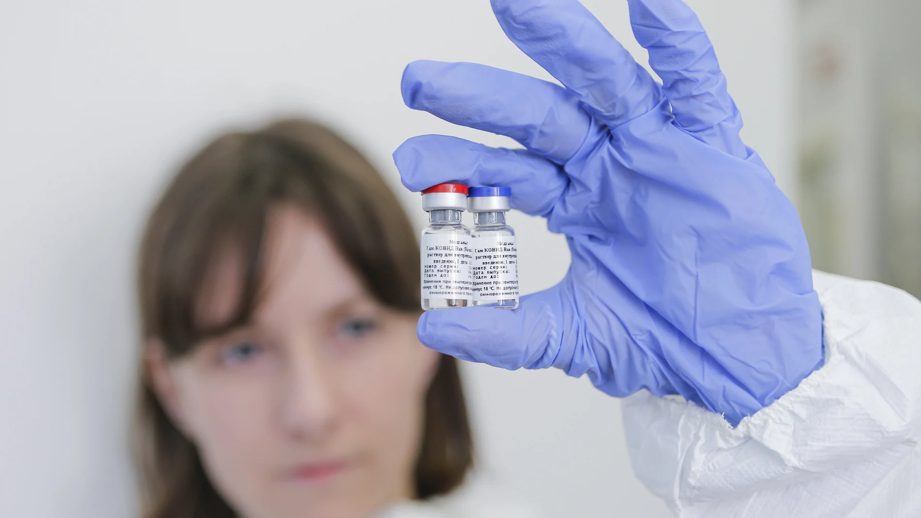 Una investigadora muestra la vacuna desarrollada por el instituto Gamaleya