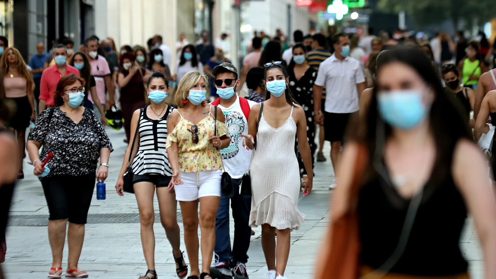 Una calle de Madrid con gente con mascarilla