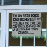 Pancarta irónica y humoristica en una casa de la localidad leonesa de Comporanaya