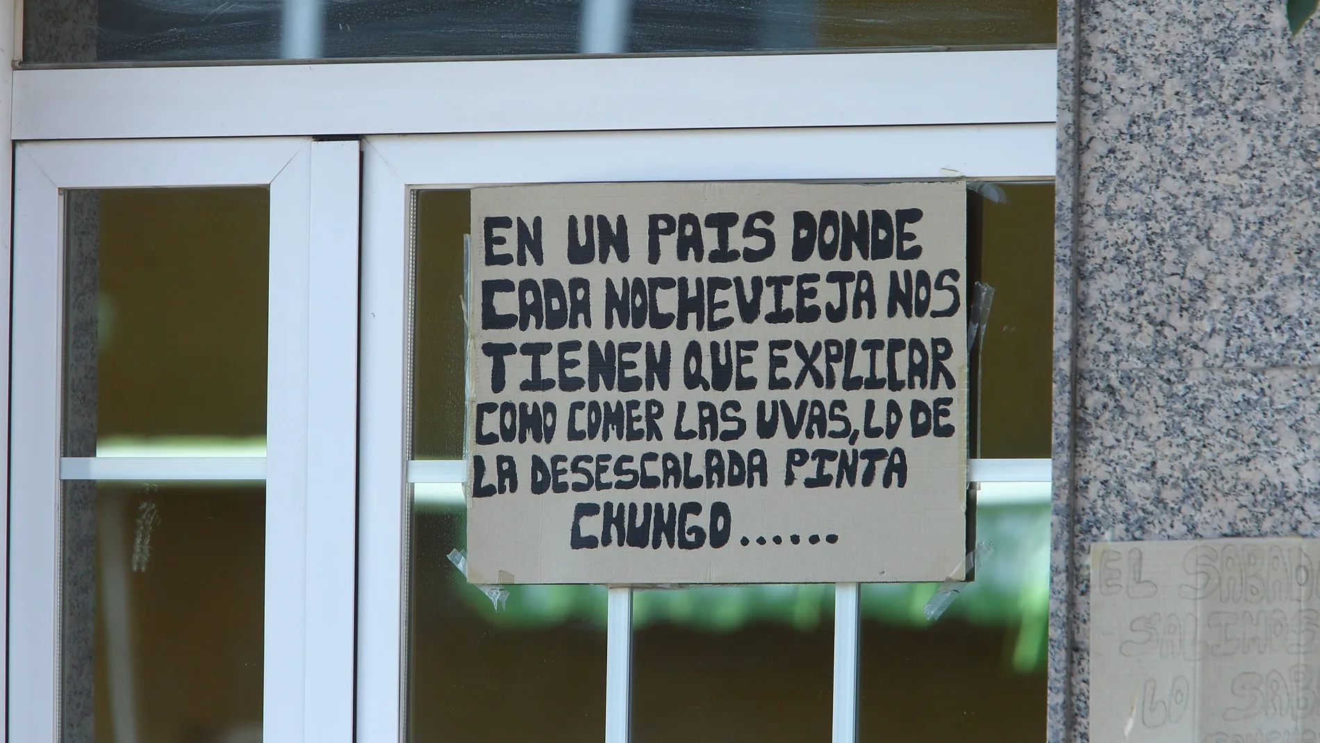 Pancarta irónica y humoristica en una casa de la localidad leonesa de Comporanaya