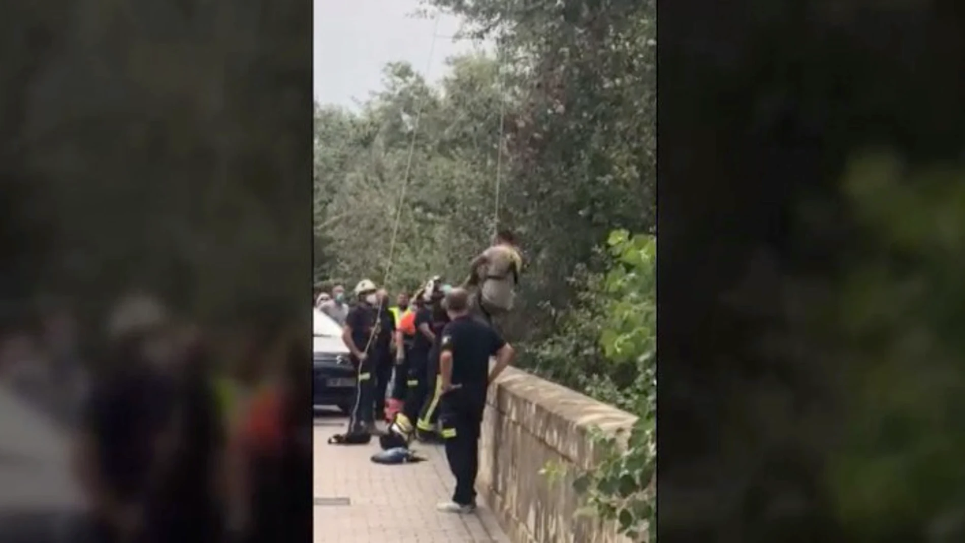 Rescate de un turista italiano caído en el río Guadalquivir