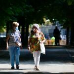Dos jubiladas paseando en un parque