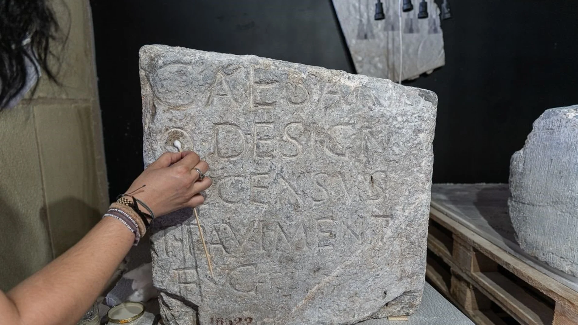 Pedestales epigráficos del Foro de la Colonia Romana llegados desde Madrid a Cartagena -
