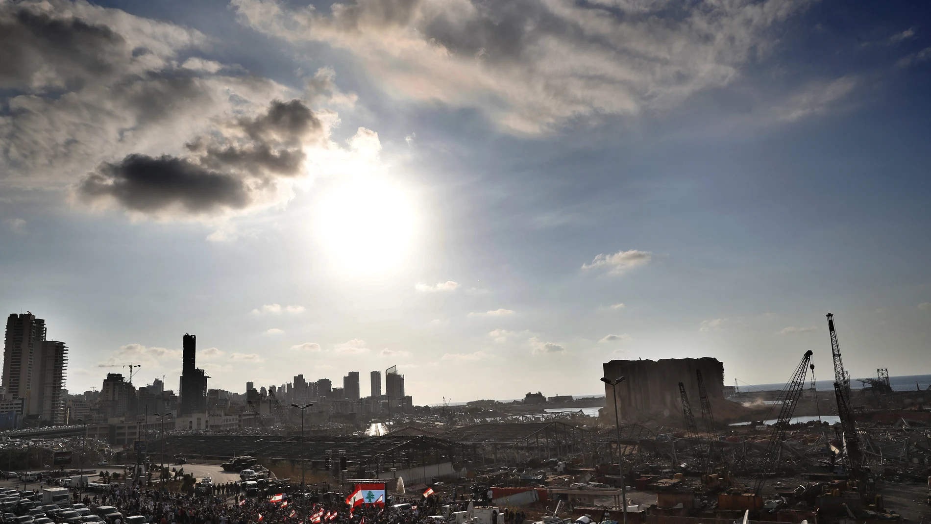 Libaneses en un homenaje a las víctimas de la explosión en Beirut
