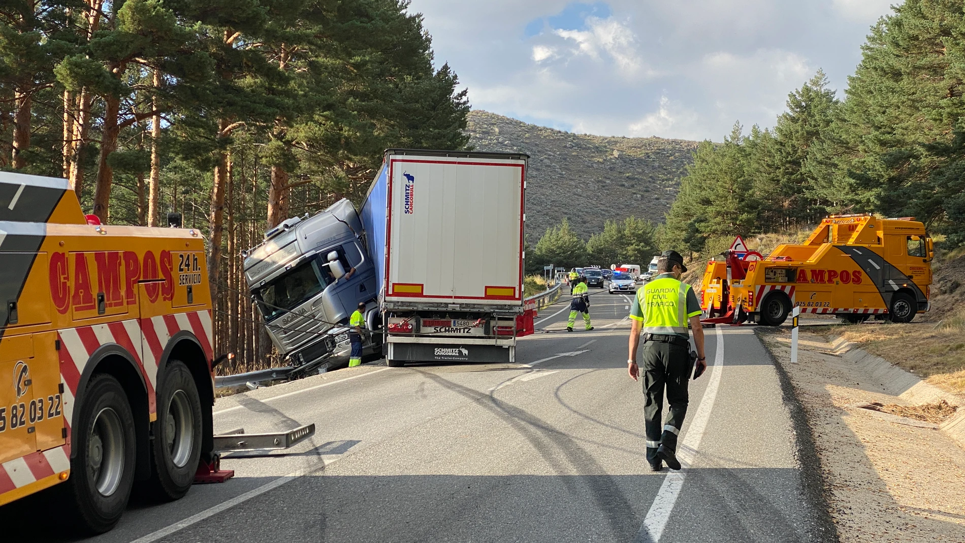 Salida de vía de un camión en el kilómetro 43 de la carretera N-502, en Ávila