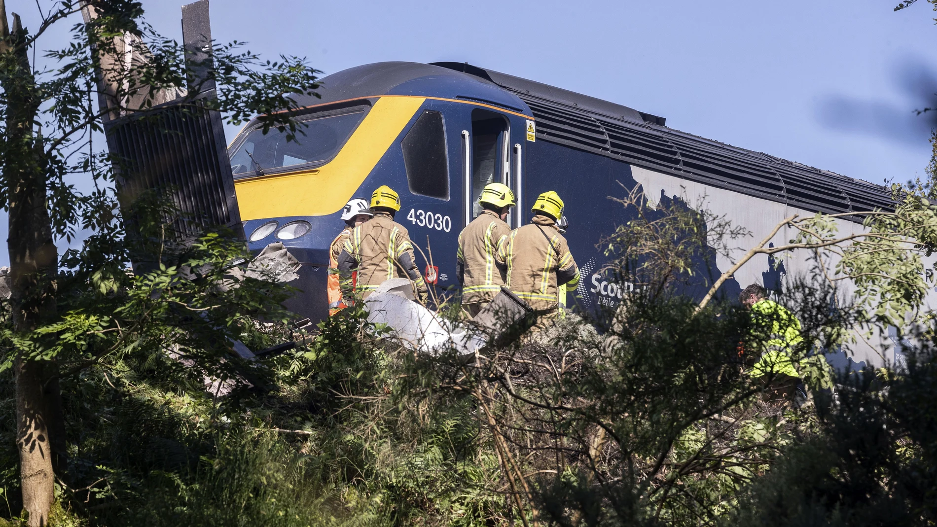 Los servicios de emergencia atienden a los pasajeros en el tren descarrilado en Stonehaven
