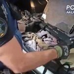 La Policía Municipal de Madrid localiza una escopeta de cañones recortados escondida en el maletero de un coche en un control rutinario