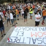 Más de un millar de seguidores valencianistas se manifestaron en la Plaza de la Afición para mostrar su indignación por la gestión de Peter Lim