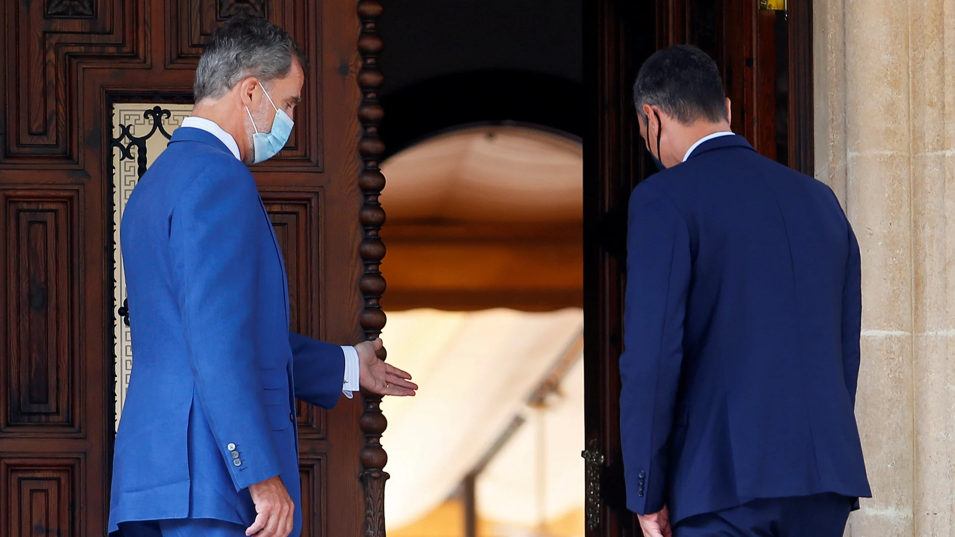 El Rey Felipe VI da paso al presidente de Gobierno Pedro Sánchez en el Palacio de Marivent en Palma.